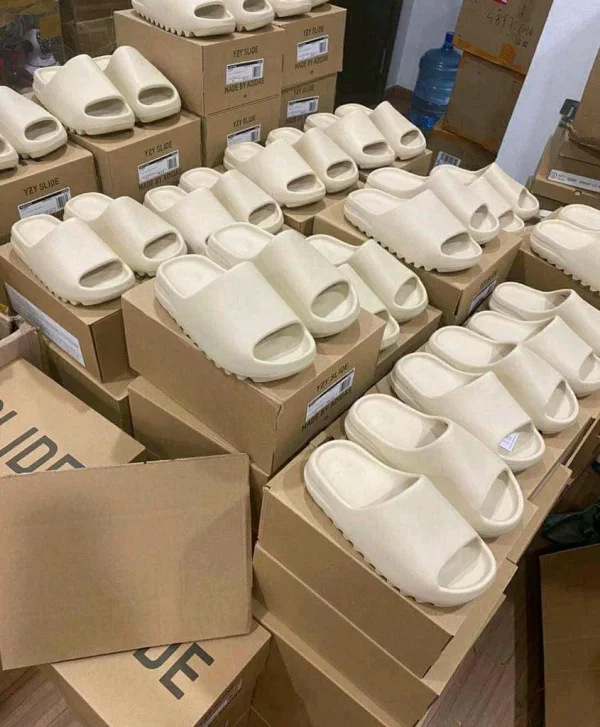 YEEZY SLIDES – Pallets - Image 4