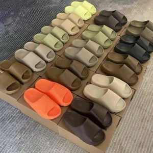Alternative view of YEEZY SLIDES – Pallets
